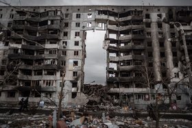 Zerstörter Wohnblock in Kiew